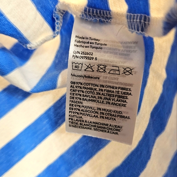 ✨️3/$20 Tees✨️ H&M Blue and White Striped Cropped Tee Women's Medium - Picture 10 of 12